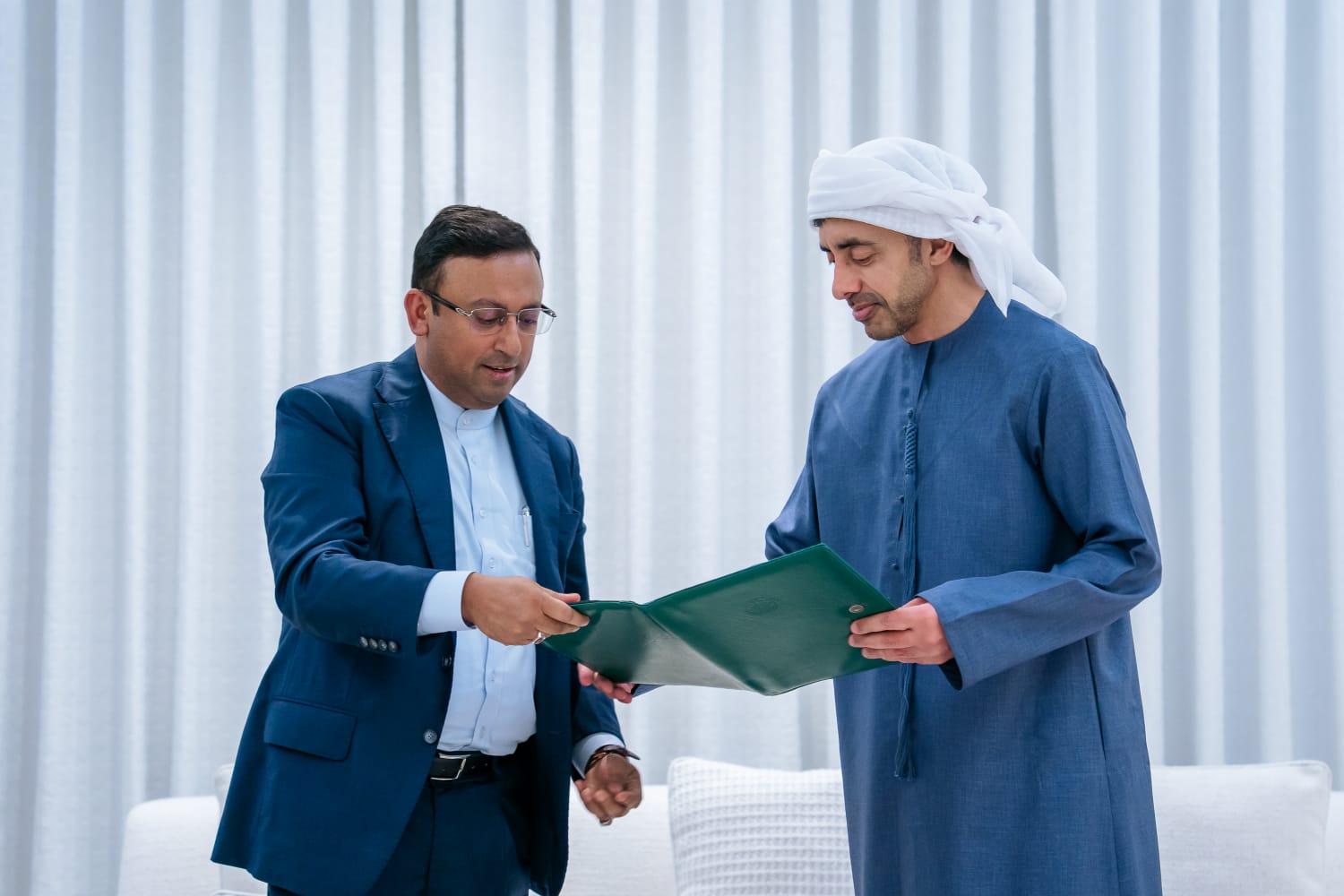 FA conveys PM’s message of solidarity and holds meeting with UAE Foreign Minister